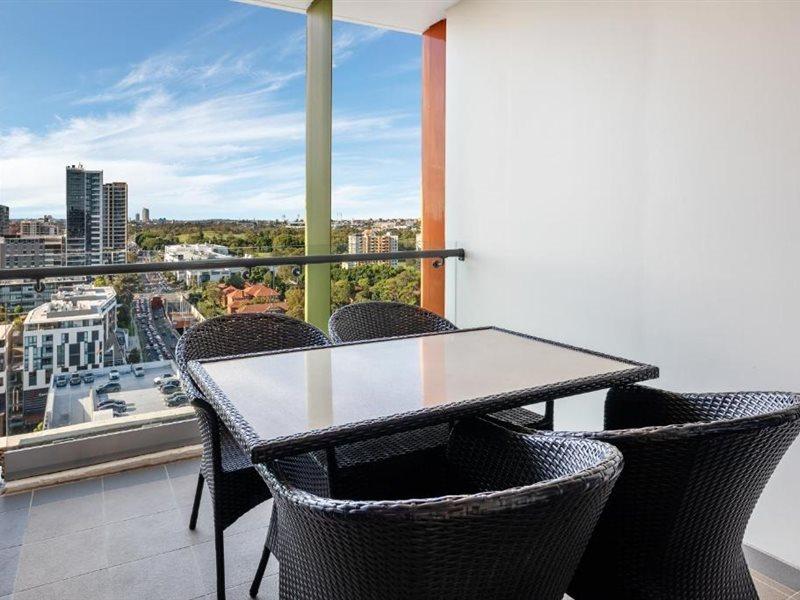 Meriton Suites Zetland Сидни Екстериор снимка Balcony