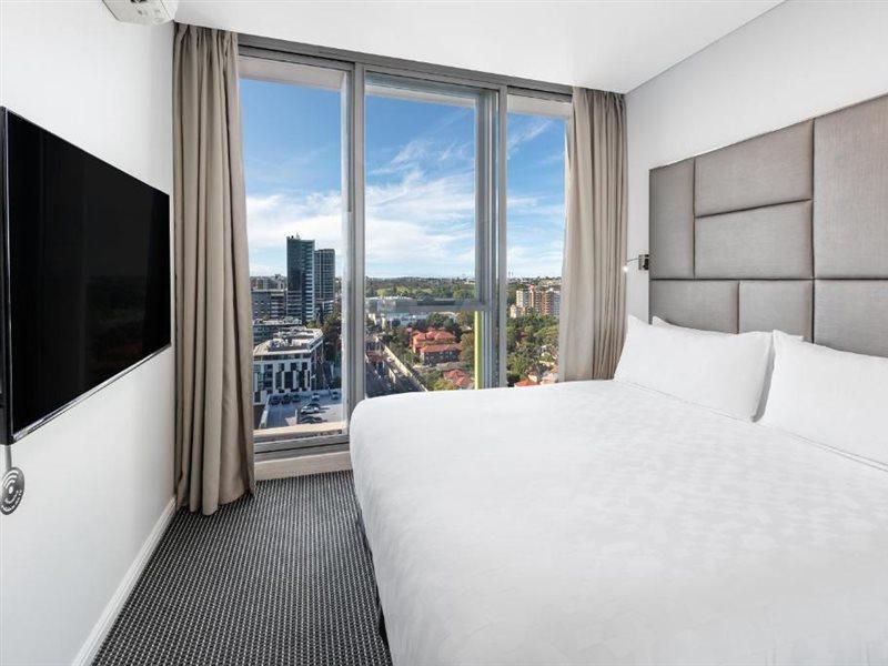 Meriton Suites Zetland Сидни Екстериор снимка A bedroom at the hotel