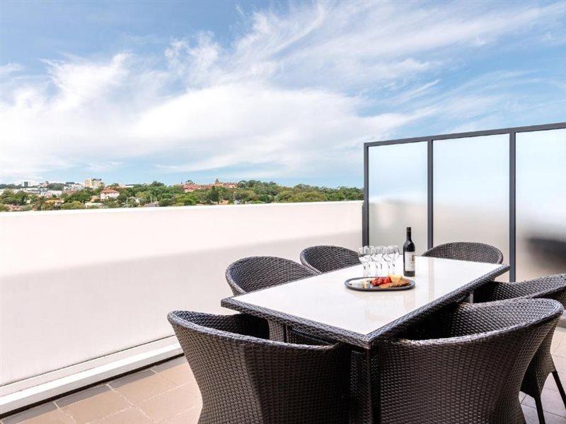 Meriton Suites Zetland Сидни Екстериор снимка A balcony at the hotel