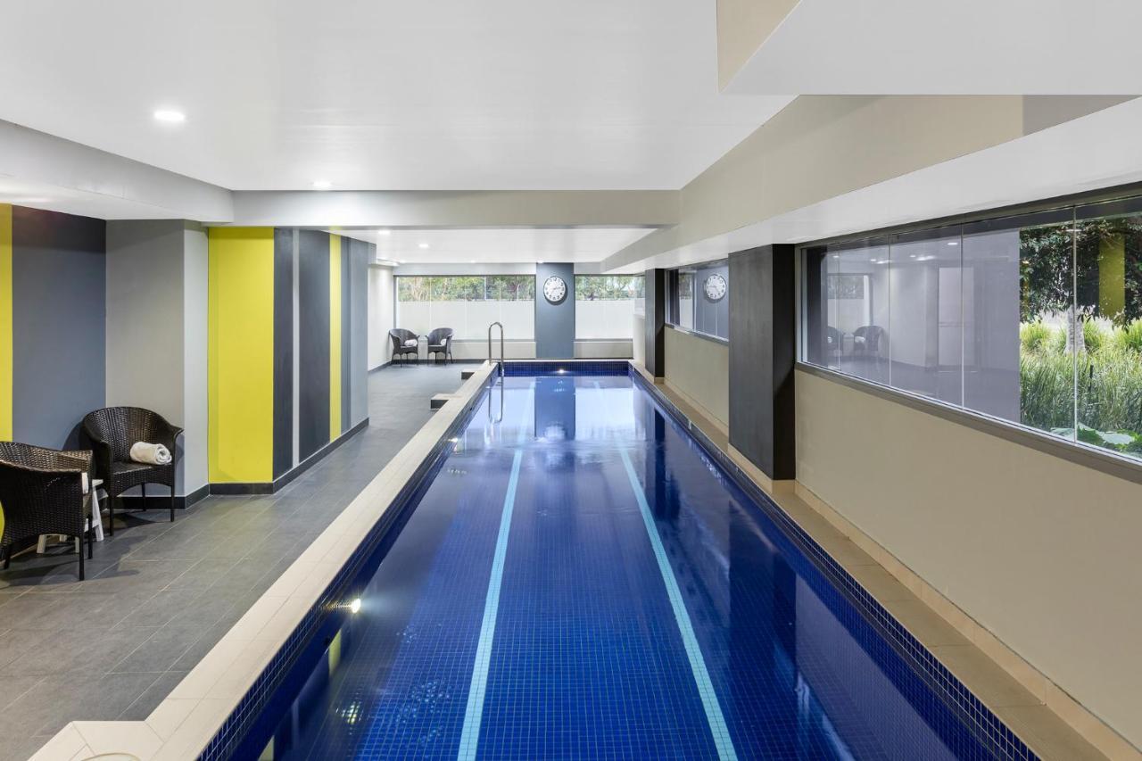 Meriton Suites Zetland Сидни Екстериор снимка The pool at the hotel