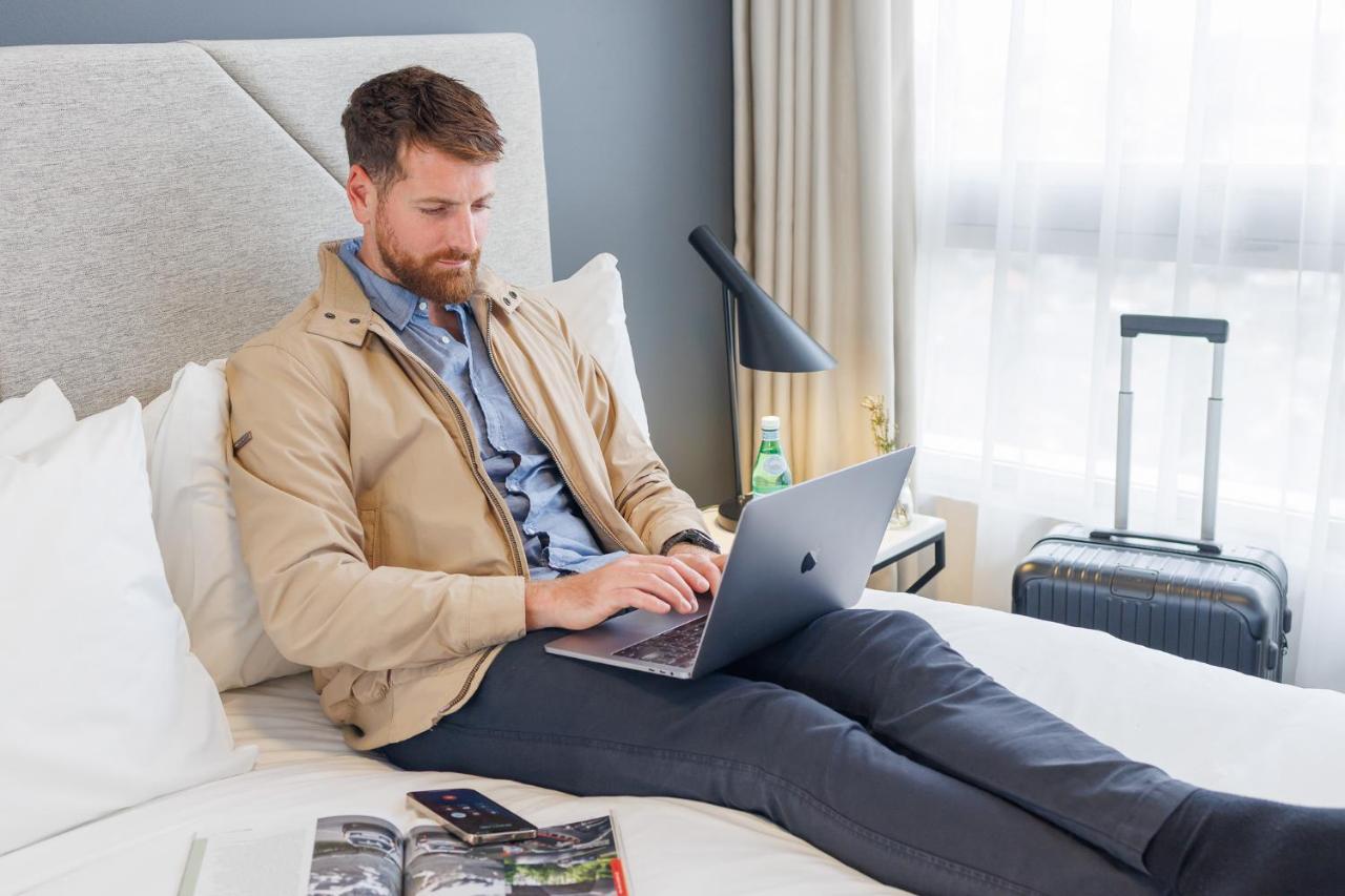 Meriton Suites Zetland Сидни Екстериор снимка A business traveler working on a laptop in a hotel room