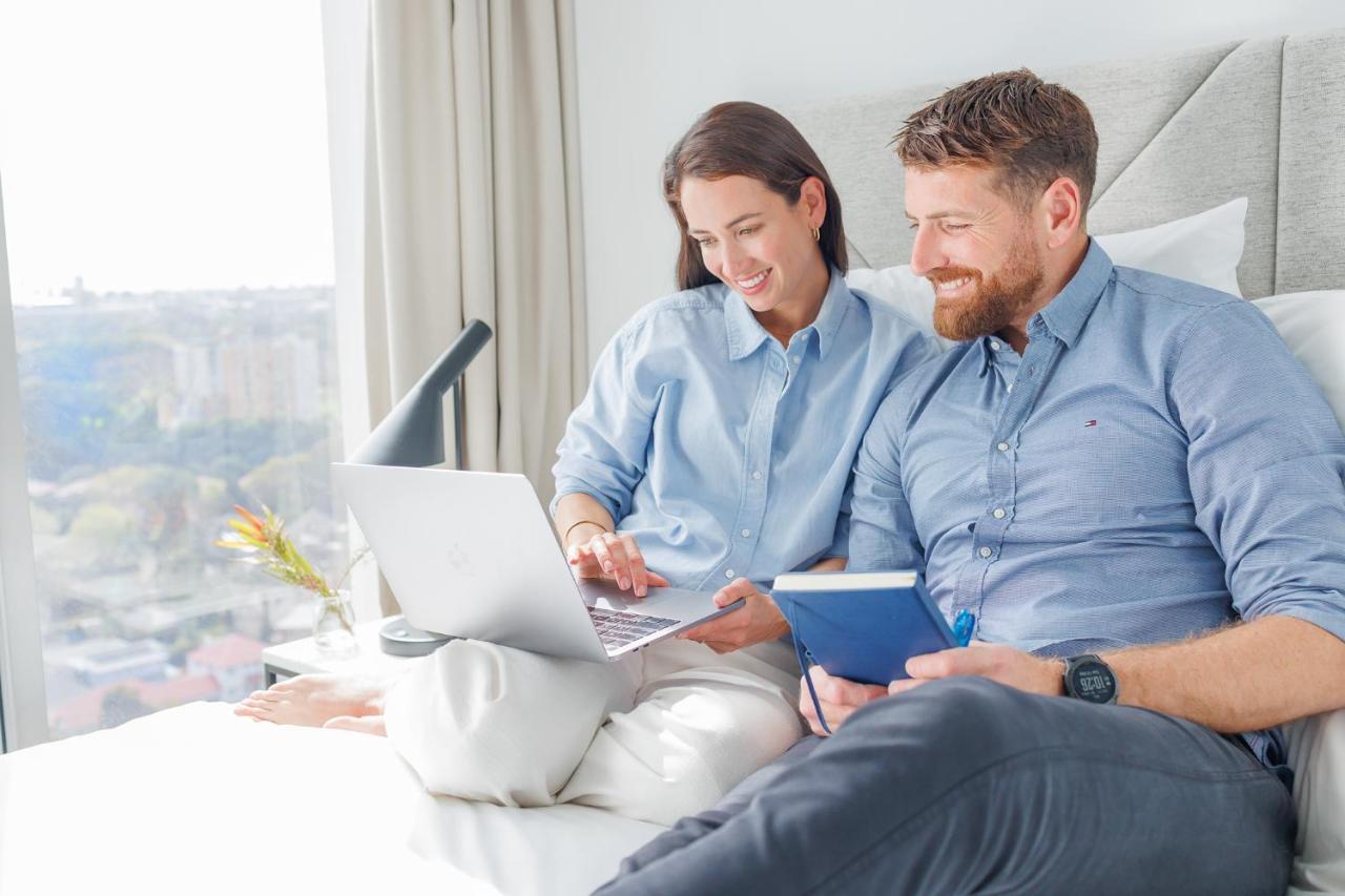 Meriton Suites Zetland Сидни Екстериор снимка A couple using a laptop