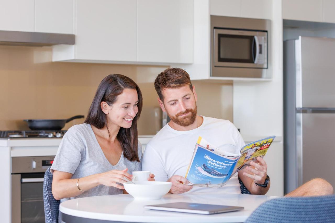 Meriton Suites Zetland Сидни Екстериор снимка A couple planning a trip