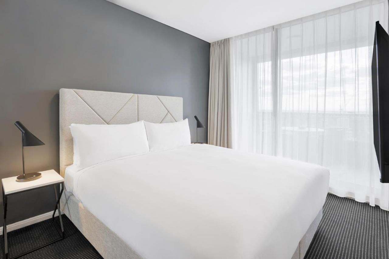 Meriton Suites Zetland Сидни Екстериор снимка A bedroom at the hotel