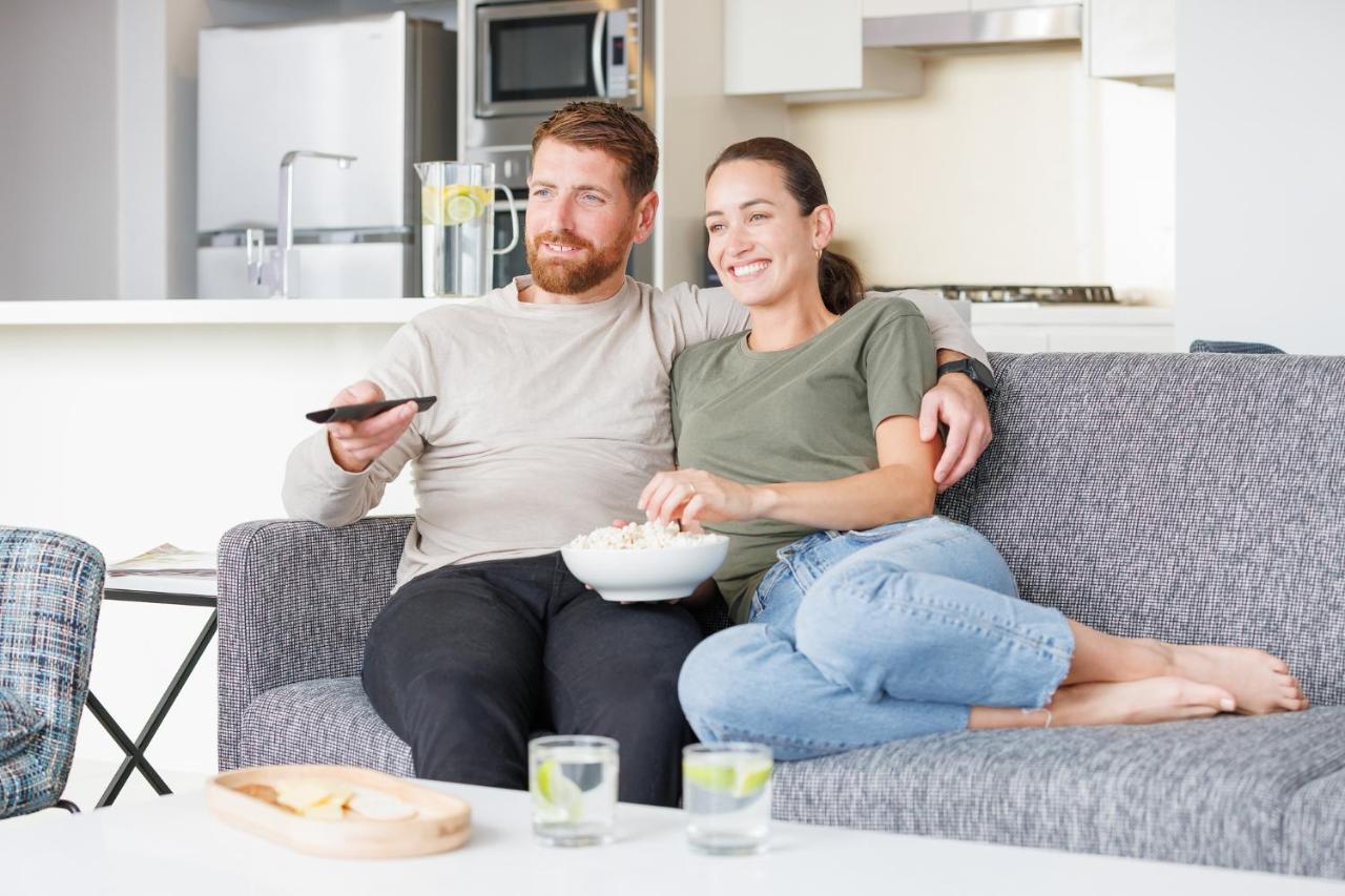 Meriton Suites Zetland Сидни Екстериор снимка A couple watching television