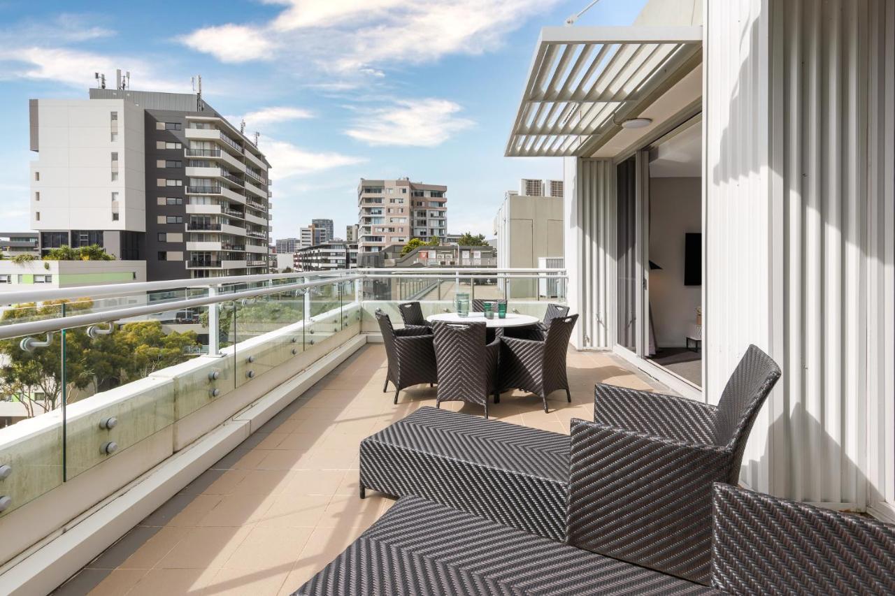 Meriton Suites Zetland Сидни Екстериор снимка The apartment's balcony