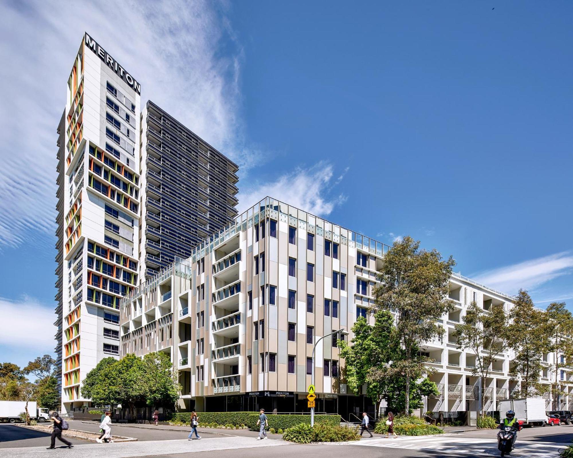 Meriton Suites Zetland Сидни Екстериор снимка The apartment complex at the former Olympic Village