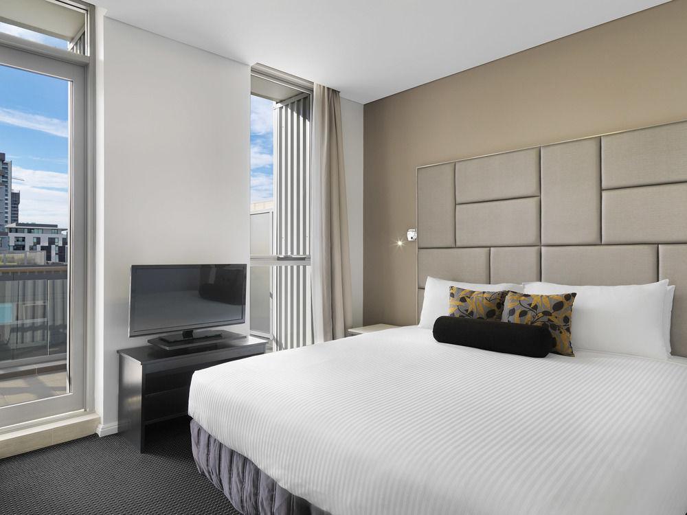 Meriton Suites Zetland Сидни Екстериор снимка A bedroom at the Mantra on Lonsdale