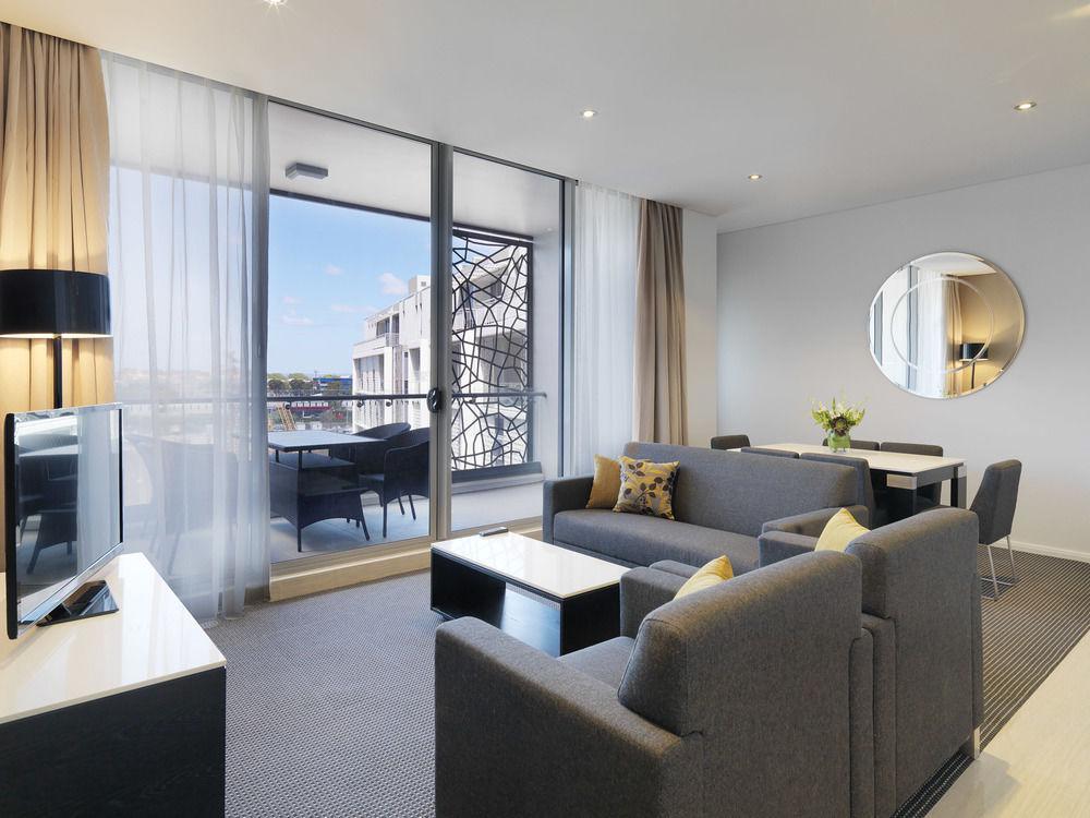 Meriton Suites Zetland Сидни Екстериор снимка A suite at the hotel