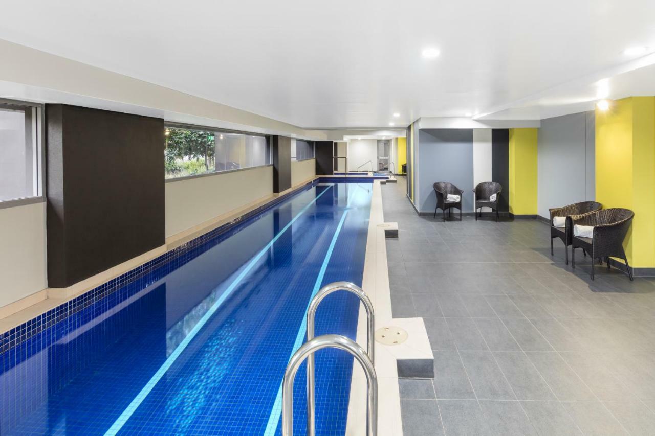 Meriton Suites Zetland Сидни Екстериор снимка The pool at the hotel